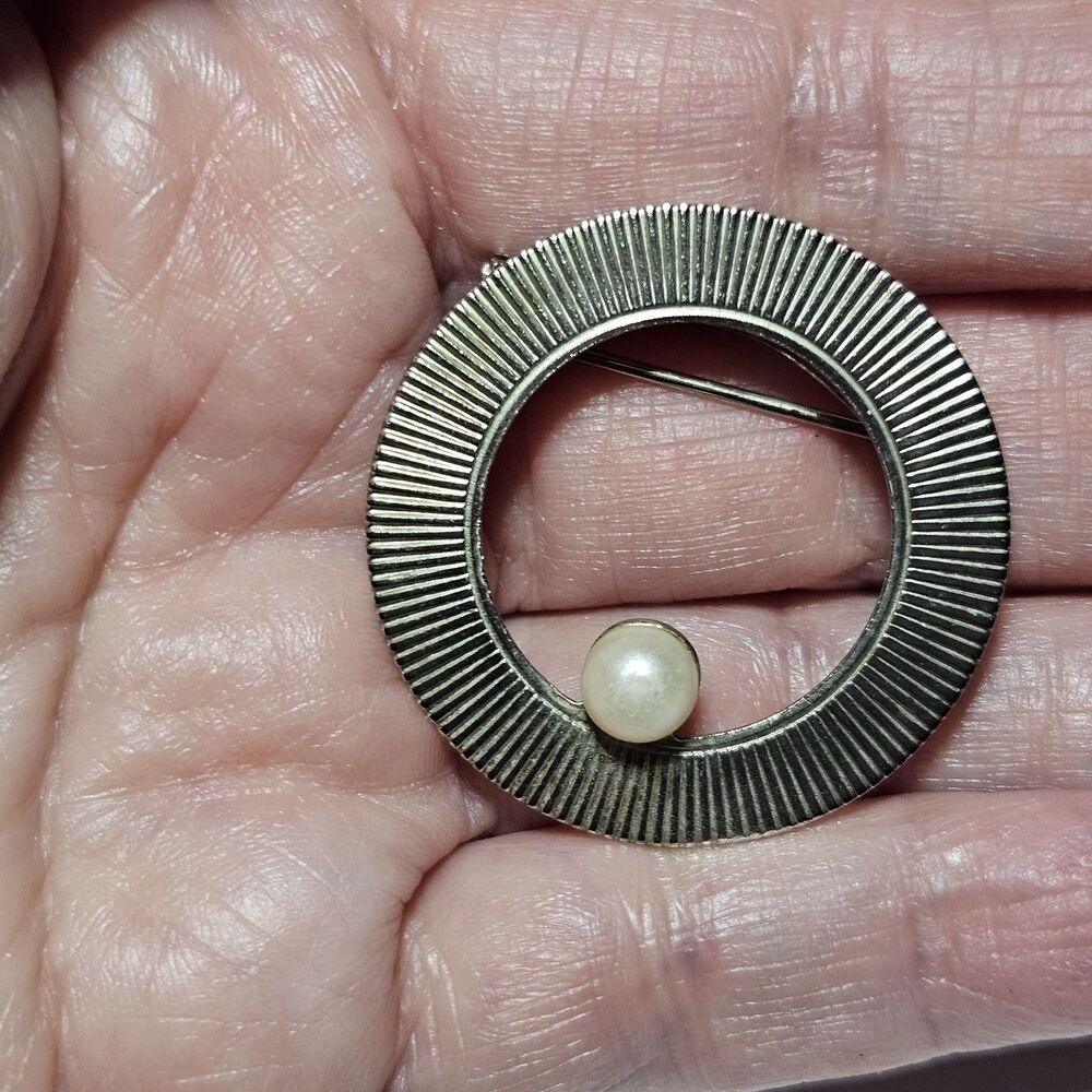 Vintage Circle Brooch Pin Gold Tone w/Faux Pearl